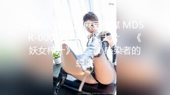 两个大哥哥大战一个美少妇，玩三P挣着换着吃屌,最后特写看屁眼