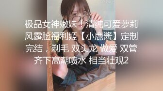 换风格，漂亮小少妇，肤白臀翘，沙发前跪下口交，这画面真有冲击力，激情啪啪人气登顶1