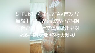 开车都不认真还有脱衣服给奶子透气