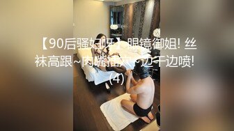 抄底公交車上讓人迷戀的紫短裙粉內內超大胸美女