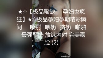 大红唇新人骚女被两大汉3P，白丝袜丁字裤，翘起屁股看穴，两根JB轮流舔