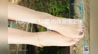 长的很像芭比娃娃的年轻漂亮女友，和小男友一起吃禁果，无套操逼high翻天