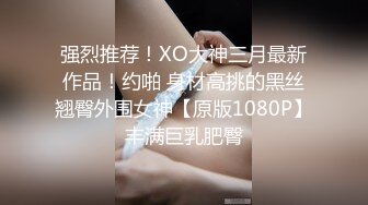 窗户缝偷窥楼下房东刚放学回家的女儿洗澡?奶子还太小没有发育好