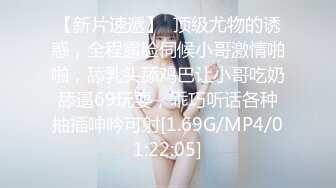 小虎牙清纯乖巧19学生妹 ，新到的情趣套装 ，开档内裤掰开粉穴 ，两根手指猛扣