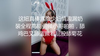 3P前后艹骚熟女，阿姨两个大叔强暴，按住偷口暴吞精！