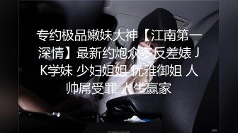 小情侣在网吧包房里面看看电影女友蹲下给口活，不仅颜值高，技术很熟练