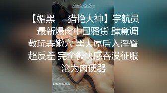 颜值不错长相甜美萌妹和炮友互玩，舔弄口交毛毛浓密翘起屁股，大姨妈塞着棉棒玻璃棒爆菊