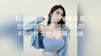 会勾人的小妖精，黑丝高跟诱惑，撩骚互动狼友淫声荡语不断，揉奶玩逼舔弄假鸡巴，道具抽插自己抠