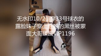 床上的骚男与渣女，露脸4个一起玩耍，一个玩逼一个草嘴，各种道具齐上抽插骚逼玩奶子，另外一个草嘴如草逼有激情