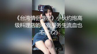 【新片速遞】 隔板下多角度拍摄玩手机的酒店服务员❤正跟老公聊微信不知被人拍了黑逼