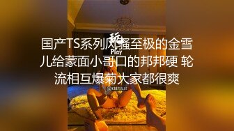 商场女厕偷拍牛仔裤美女的小嫩鲍