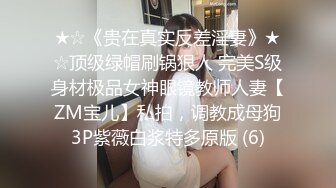 新婚小夫妻客廳啪啪,墻上掛著結婚照,貼著白頭偕老,真應景