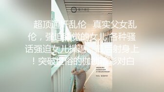 她端正地坐在你的膝盖之间，用她修长的手指巧妙地玩弄你的鸡巴，直到你硬起来。