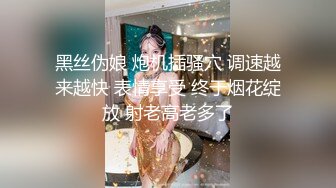  丰满多姿的贵妇，刚冲完凉出来犹如皇母娘娘，这酮体粉嫩的肌肤，翘起骚臀九头身，真的是完美无瑕！