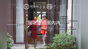 《极品CP魔手外购》色胆包天坑神潜入某公司女厕独占坑位隔板缝中现场实拍超多美女小姐姐方便，脸逼同步前后拍太顶了 (1)