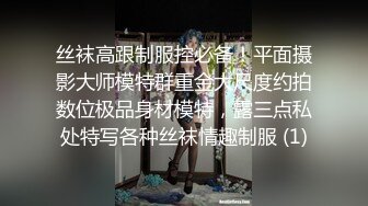   性感嬸子帶OO後侄女壹起下海,被大叔雙飛,BB還是嫩的好,大叔按住侄女賣力插