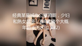 隔板下多角度拍摄 玩手机的酒店服务员 正跟老公聊微信 不知被人拍了黑逼