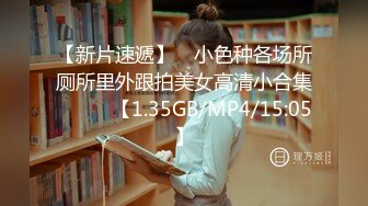 女学生在被占用的厕所前尿尿 (2)