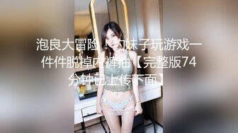 美脚で挑発するハイレグ美女