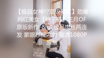  剧情演绎勾搭一线天肥女技师，足交交半脱下内裤，美穴一览无余，按摩床上骑乘晃动大奶