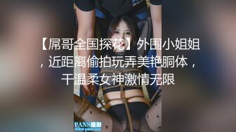 骚货女友想嘴巴含着一个后面插一个