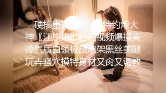  无毛肥逼妹子黑色网袜假屌自慰啪啪，抬起双腿猛操上位骑乘，没几下就射了内射美穴