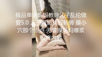 大眼睛网红美女！撩起短裙展示美腿！外表甜美骚的很，跳蛋震穴黄瓜捅菊花，真是小骚货