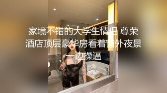 妹子边晾衣服边跟人视频聊天露出奶子