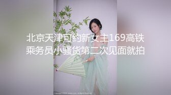 【新片速遞】 御姐少妇的3P生活，床上伺候两个草逼很猛的小哥，口交大鸡巴表情好骚，多体位让两个小哥爆草抽插享受快感