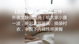 小骚逼露脸洗干净了伺候小哥哥诱惑狼友，舔鸡巴的样子好骚吸蛋蛋，深喉抽插，后入草屁股，撸着进小嘴给她吃