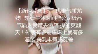 笑起来甜美留海亚籍妹子和长相不符非常淫荡，跳蛋塞逼不够爽再用大黑牛，白色棉袜翘起双脚摆弄姿势