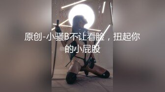 -漂亮美眉白虎逼上一撮粉毛 用很大号的假肉棒自慰