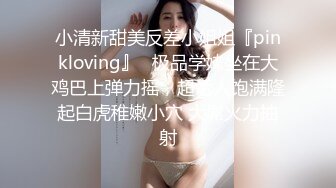  童颜大奶胖胖的极品妞，在家偷偷的跟狼友发骚，叫大奶子自己舔奶头左右开弓