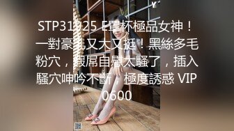 長相洋氣時尚網紅臉小姐姐剛做完美甲,尖頭長美甲插入黑鮑紫薇,叫聲很臊