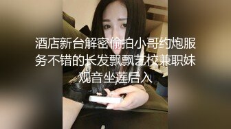 -马路边的骚货见没人蹲下就尿尿 看大哥骑车过去全裸游街