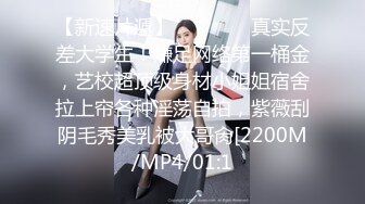 轻熟女骚母狗镜头前的各种展示，全程露脸丝袜制服高跟诱惑，掰开骚穴看特写揉奶玩逼，听狼友指挥道具抽插