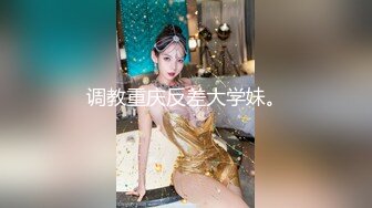 黑絲騷妹子躺牀上玩手機被小哥雞巴塞進嘴裡抽插，溫柔舔弄深喉，跳蛋玩騷穴淫水好多，無套抽插爆草呻吟可射