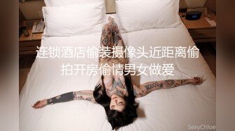 监控偷拍变态男 恋物癖偷蹲楼道 疯狂舔鞋十分钟 重点是他竟然 左腿黑丝右腿白丝 够奇葩啊！