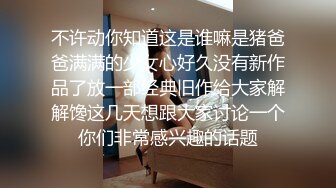 人妻少妇露脸撅着屁股展示逼逼绝活，六神花露水抽插骚穴呻吟，掰开骚穴看洞洞好大好深，看着小逼会咬人刺激