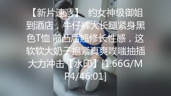 无水印11/3 大叔一边抠着丝袜媳妇的骚B一边看电视受不了了直接打一炮VIP1196