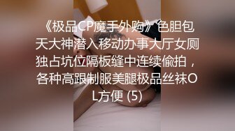 OO後清純女神級萌妹KTV赴約,碎花連衣裙少女感十足,KTV裏大顯身手,壹邊唱歌壹邊拿啤酒瓶摩擦小茓