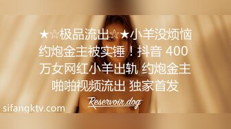 颜值很高的萝莉小美女露脸诱惑狼友，跟小哥哥发骚，鸡巴上倒上草莓酸奶口交，无毛白虎逼道具抽插舔逼舔菊花