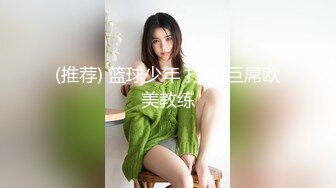 蓝发美女狗式的姿势请求男子给她激情抽插伺候