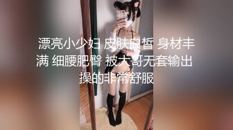 完美无毛白虎粉穴，高颜值甜美，白丝美腿诱惑，跪着翘起美臀摆弄，撩起衣服露奶子