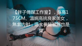 《极品CP?魔手?外购》大胆坑神潜入商场儿童乐园女厕独占一个坑位隔板缝中连续偸拍多位小少妇大小便有极品馒头一线天