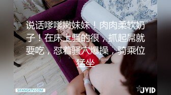 颜值不错清秀小姐姐穿着白衣牛仔裤，坐沙发上揉捏她