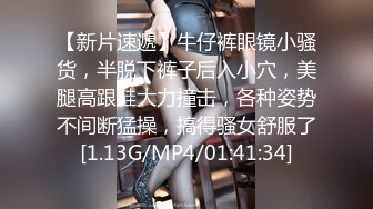 澡堂子偷拍洗澡还化眼线的白嫩小妹❤️美乳盈盈一握阴毛稀疏可见身材纤细匀称