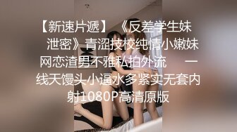 腿上蛇纹身外表清纯很骚小姐姐，长发及腰脱掉小背心扭动