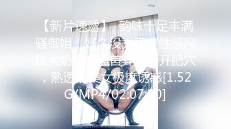 牛仔短裙颜值美女 镜头前特写口交穿着内裤摸穴 双腿肩上扛抽插猛操